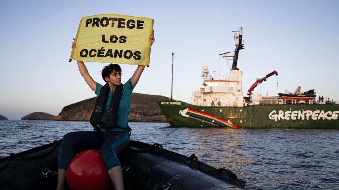La actriz Alba Flores en las Islas Galápagos, pidiendo que los gobiernos ratifiquen un tratado para proteger los océanos.