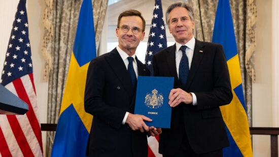 El secretario de Estado de EE. UU., Antony Blinken, recibe los documentos de ratificación de la OTAN del primer ministro sueco, Ulf Kristersson, durante una ceremonia en Washington.
