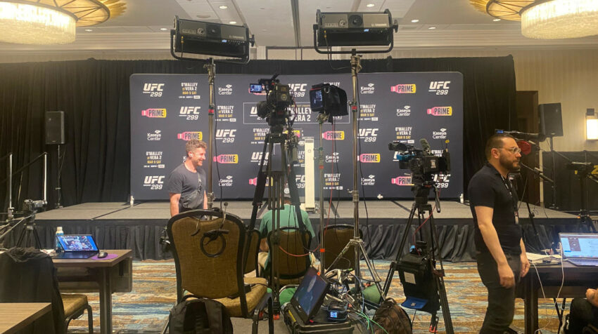 La prensa se ubica en uno de los salones del hotel Marriott en Miami previo al pesaje de la UFC 299, el 8 de marzo de 2024.
