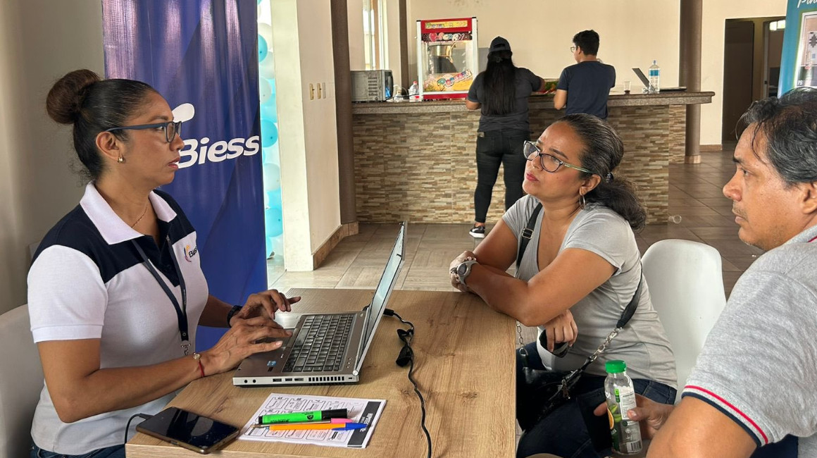 Una funcionaria del Biess entrega información sobre créditos hipotecarios en el proyecto Durán City, en Guayas, 20 de enero de 2024.