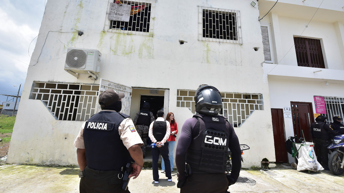 Policías en los exteriores de una de las clínicas de adicciones clausuradas en Guayaquil, el 7 de marzo de 2024.