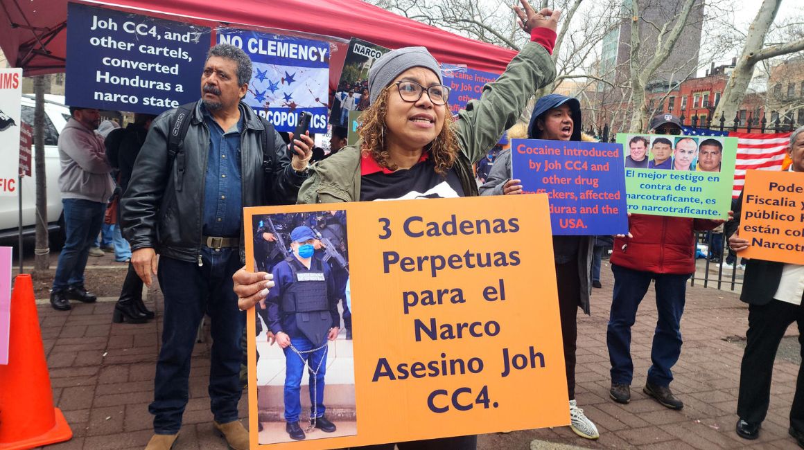 ersonas protestan contra el expresidente de Honduras Juan Orlando Hernández frente a un tribual federal el jueves 7 de marzo de 2024, en Nueva York.