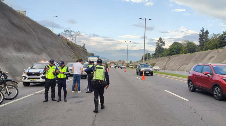 Agentes de tránsito de Quito en un operativo en la Ruta Viva, el 8 de marzo de 2024.