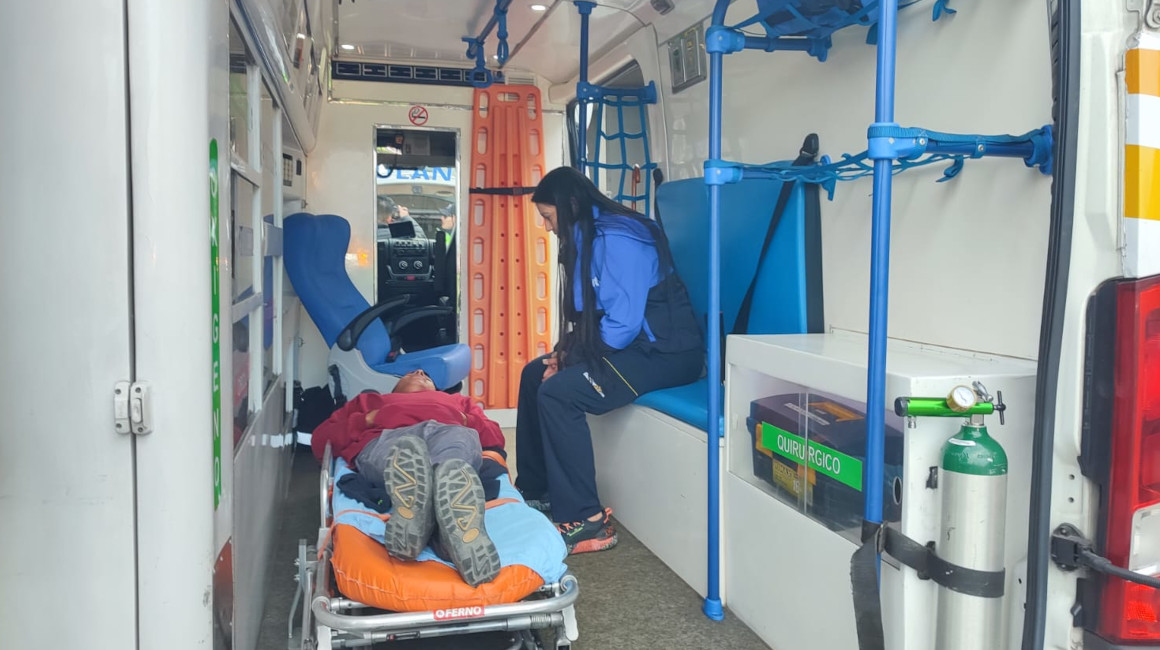 Un conductor en una ambulancia durante un operativo de la AMT en Quito, el 8 de marzo de 2024.