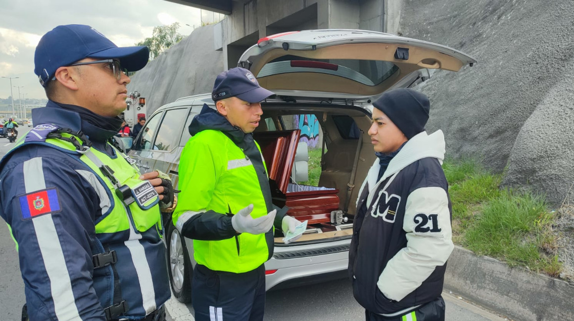 Un conductor escucha las implicaciones de conducir a exceso de velocidad, el 8 de marzo de 2024 en Quito.