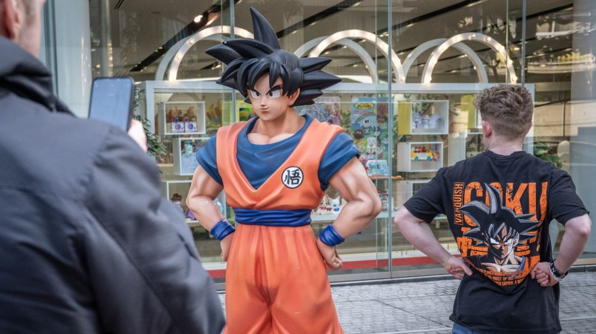 Estatua en Tokio, Japón, donde han acudido cientos de fanáticos de 'Dragon Ball' este 8 de mazo de 2024.