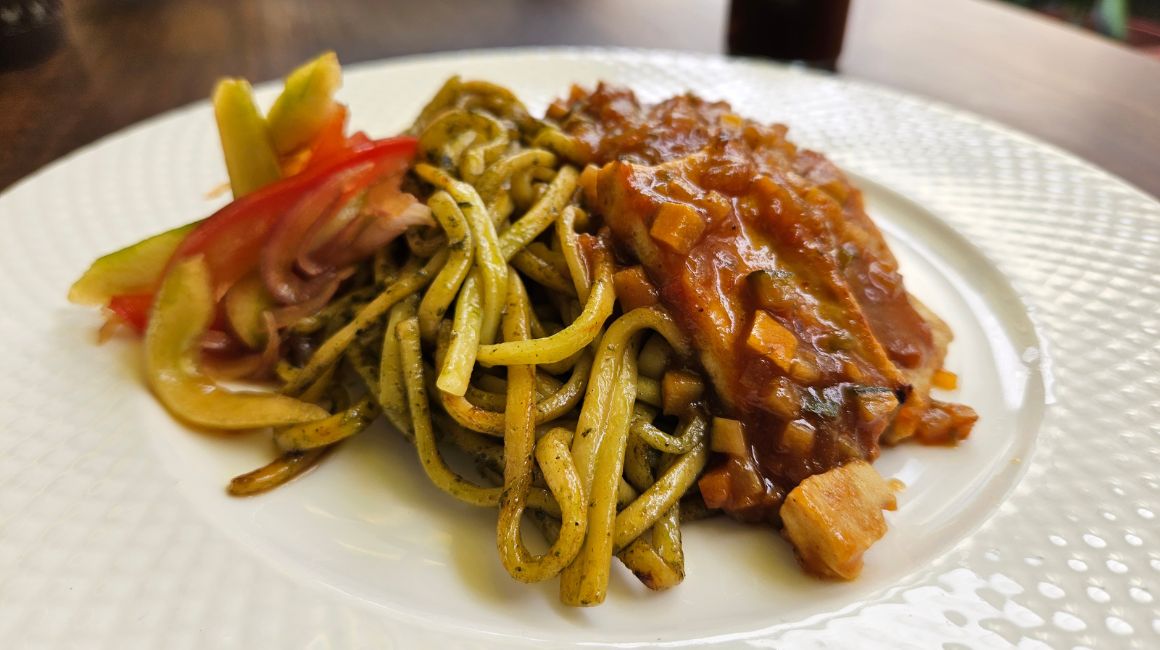 Pasta, tofu y vegetales, el plato fuerte de un almuerzo en el restaurante Umaki, en el centro norte de Quito.