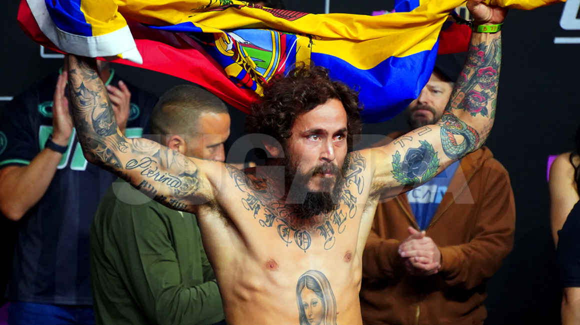 'Chito' Vera flamea la bandera de Ecuador durante el pesaje ceremonial previo al UFC 299, este 8 de marzo de 2024.