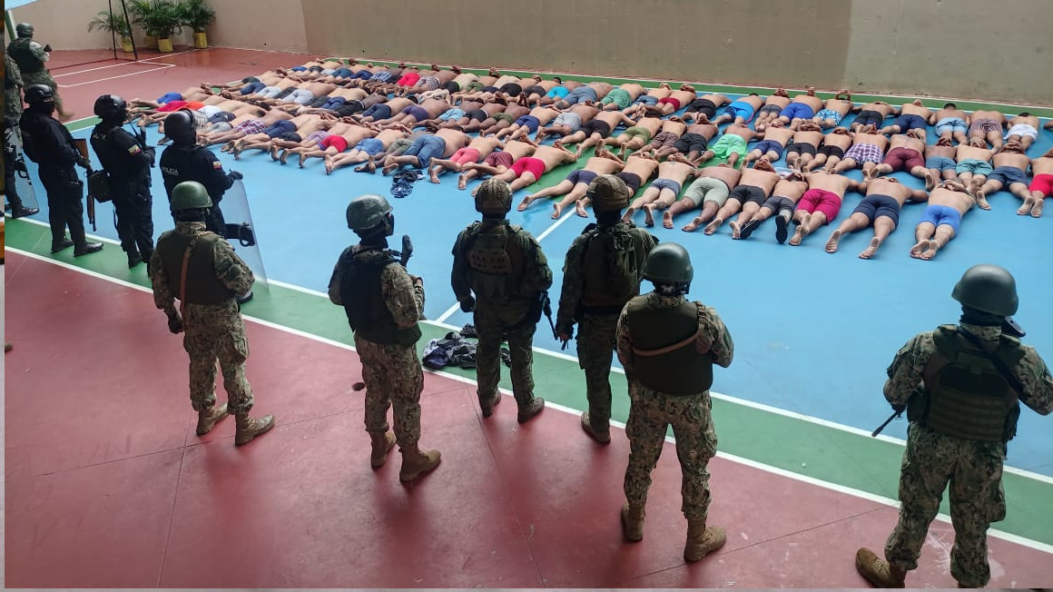 Militares en operativo en cárcel regional de Guayas el 7 de marzo de 2024.