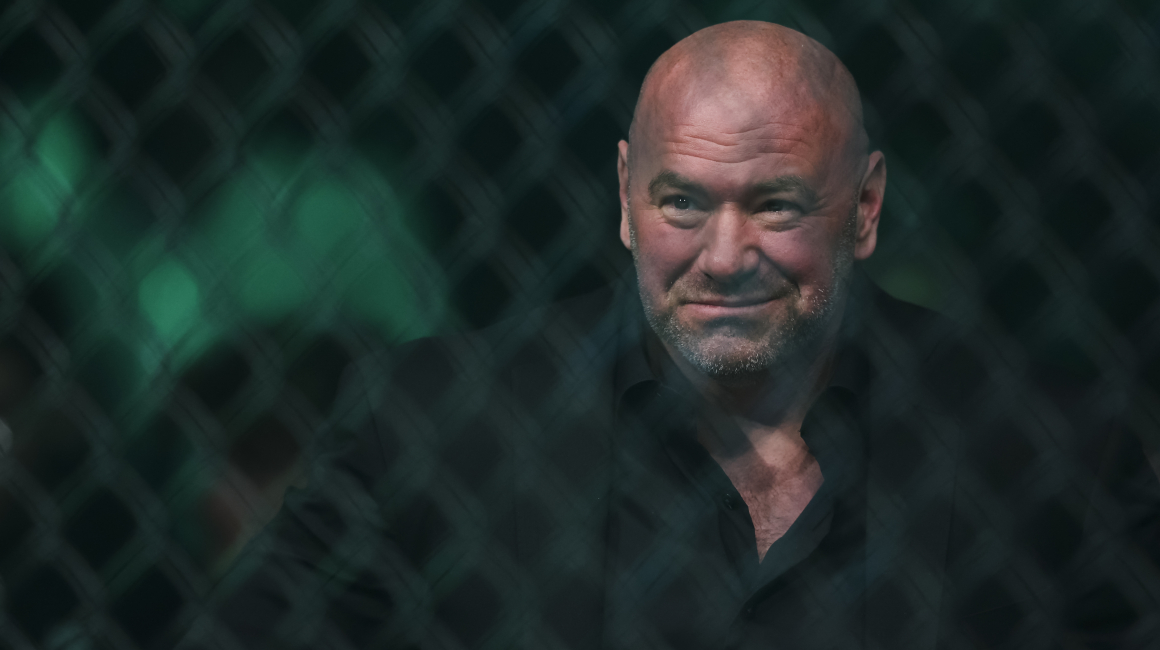 El presidente de UFC, Dana White, observa durante el evento UFC 273 en el VyStar Veterans Memorial Arena el 9 de abril de 2022