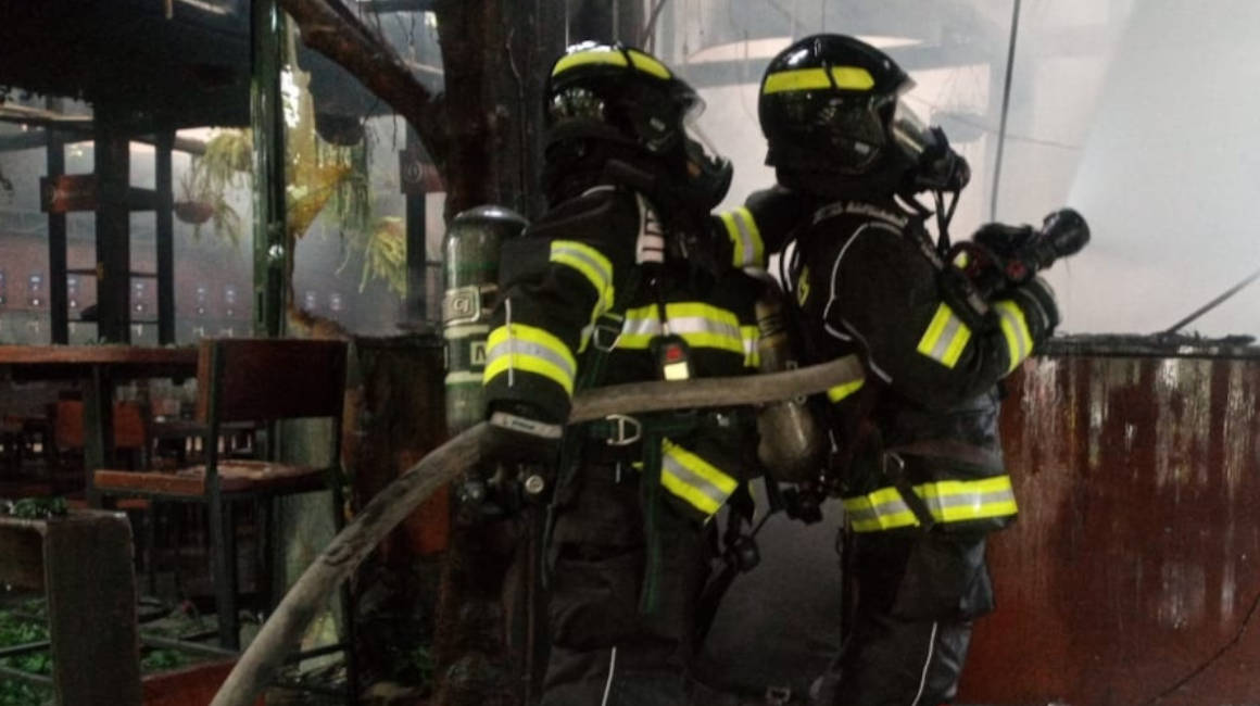 Bomberos controlan el incendio en el restaurante Katari en Cumbayá, el 10 de marzo de 2024.