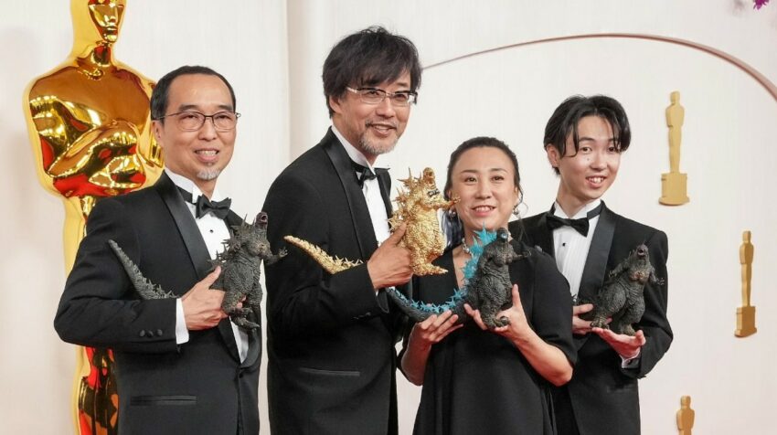 El equipo de efectos especiales de 'Godzilla: Minus One', nominado al Óscar, llega a la ceremonia de los premios.