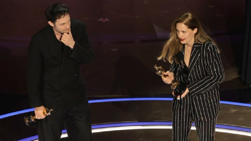 Justine Triet y Arthur Harari reciben el Óscar por el guion original de 'Anatomía de una caída'.