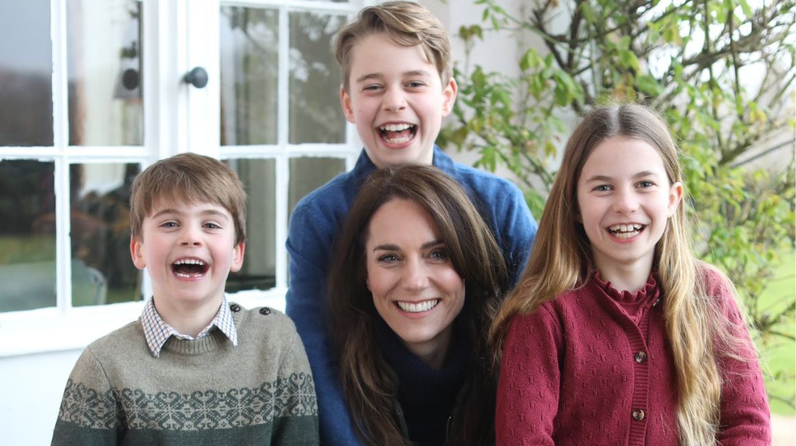 Fotografía difundida por la princesa Kate, en la que aparece junto a sus hijos.