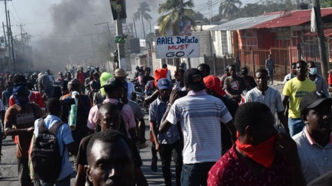 Ciudadanos en los exteriores del Palacio Nacional de Haití, en medio de tiroteos, el 8 de marzo de 2024.