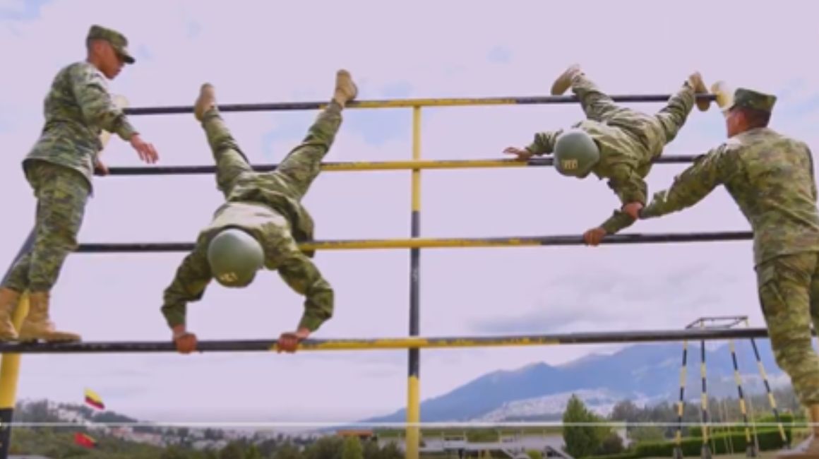 Jóvenes se preparan en las escuelas de formación del Ejército Ecuatoriano.