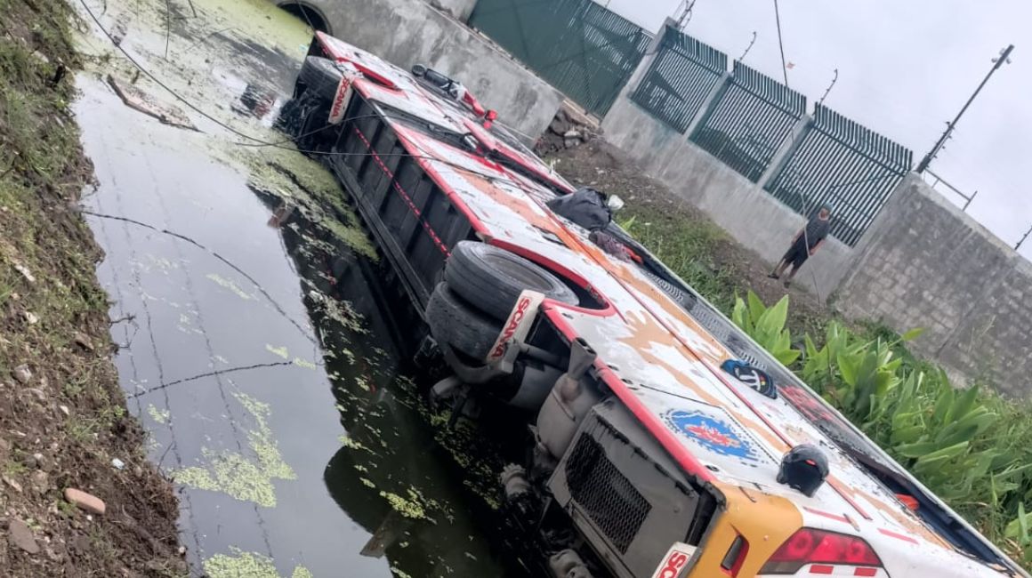 Un bus cayó en un canal de agua en la vía Durán-Yaguachi, el 11 de marzo de 2024.