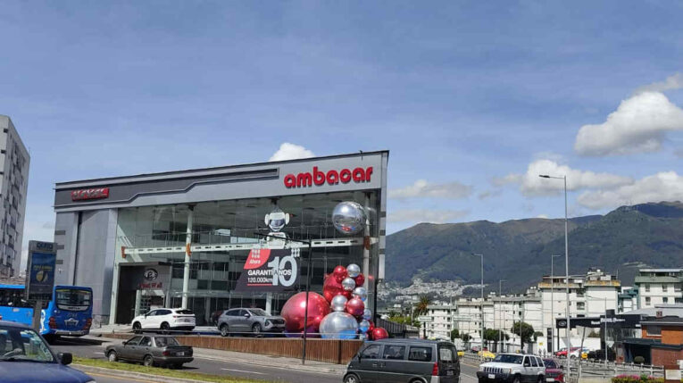 Imagen referencial de un concesionario de carros en el norte de Quito, 11 de marzo de 2024.