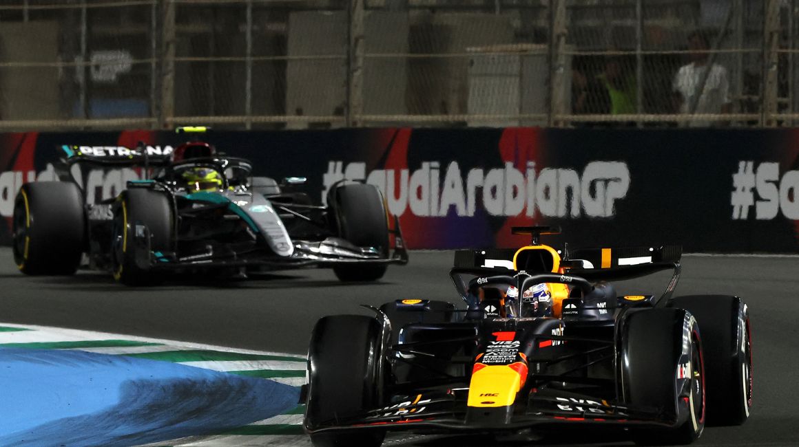 El piloto neerlandés de Red Bull Racing, Max Verstappen (R), y el piloto británico de Mercedes, Lewis Hamilton, compiten durante el Gran Premio de Fórmula Uno de Arabia Saudita en el Circuito del Corniche de Jeddah en Jeddah el 9 de marzo de 2024.