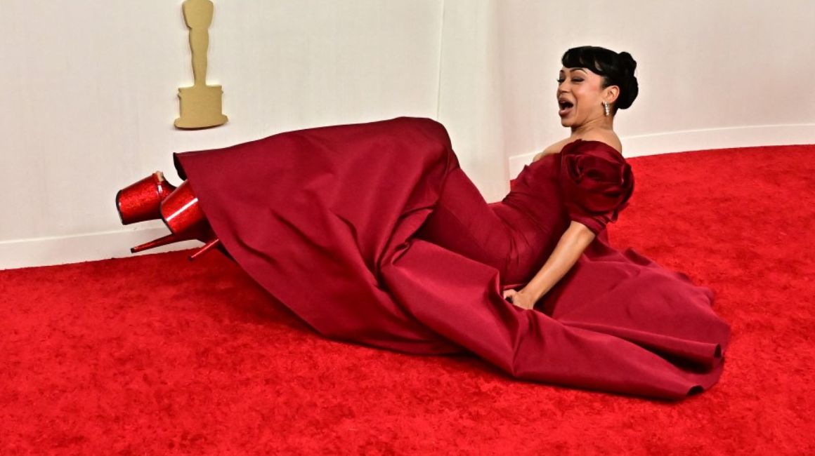 La actriz y humorista Liza Koshy se cayó en la alfombra roja de los premios Oscar 2024.