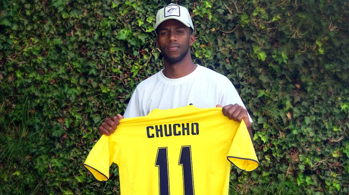 Fabiano Benítez, hijo del 'Chucho' posa con una camiseta del América de México, club en el que jugó su padre.