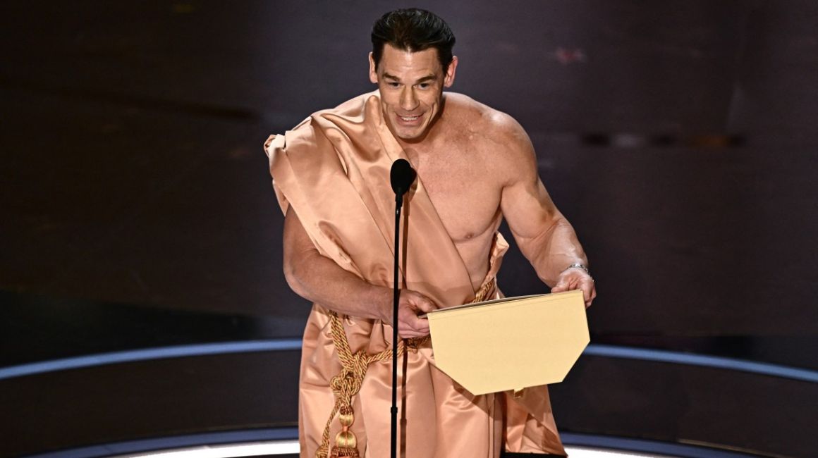 John Cena fue vestido en el escenario de los premios Oscar 2024.