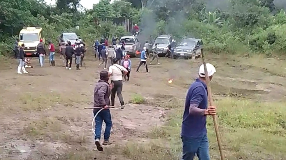 Cotopaxi: hasta bombas molotov se lanzaron en protesta antiminera en Sigchos