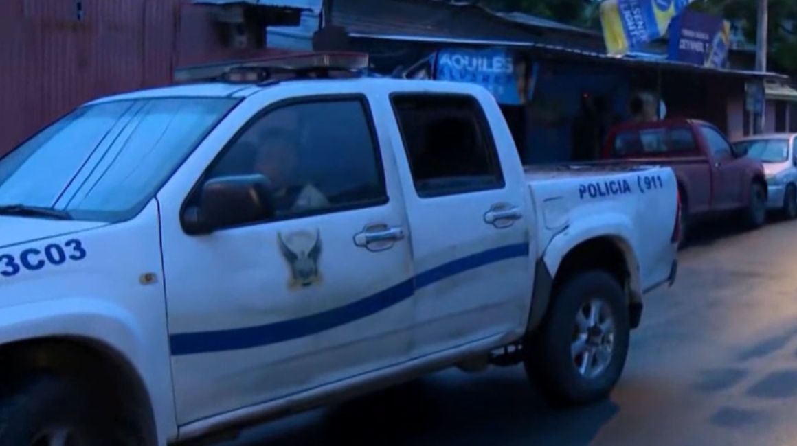 Una patrulla de la Policía en el sector Cristo del Consuelo, donde ocurrió una balacera la noche del 11 de marzo y dejó una menor herida.