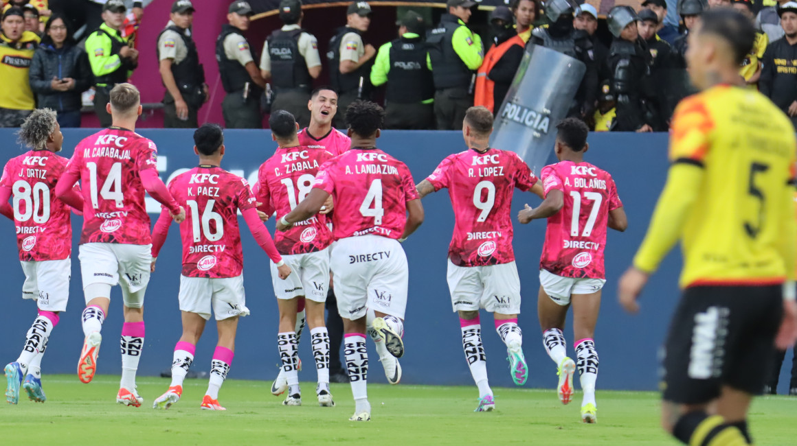 Jugadores de Independiente del Valle festejando su gol ante Barcelona SC, el 9 de marzo de 2024.