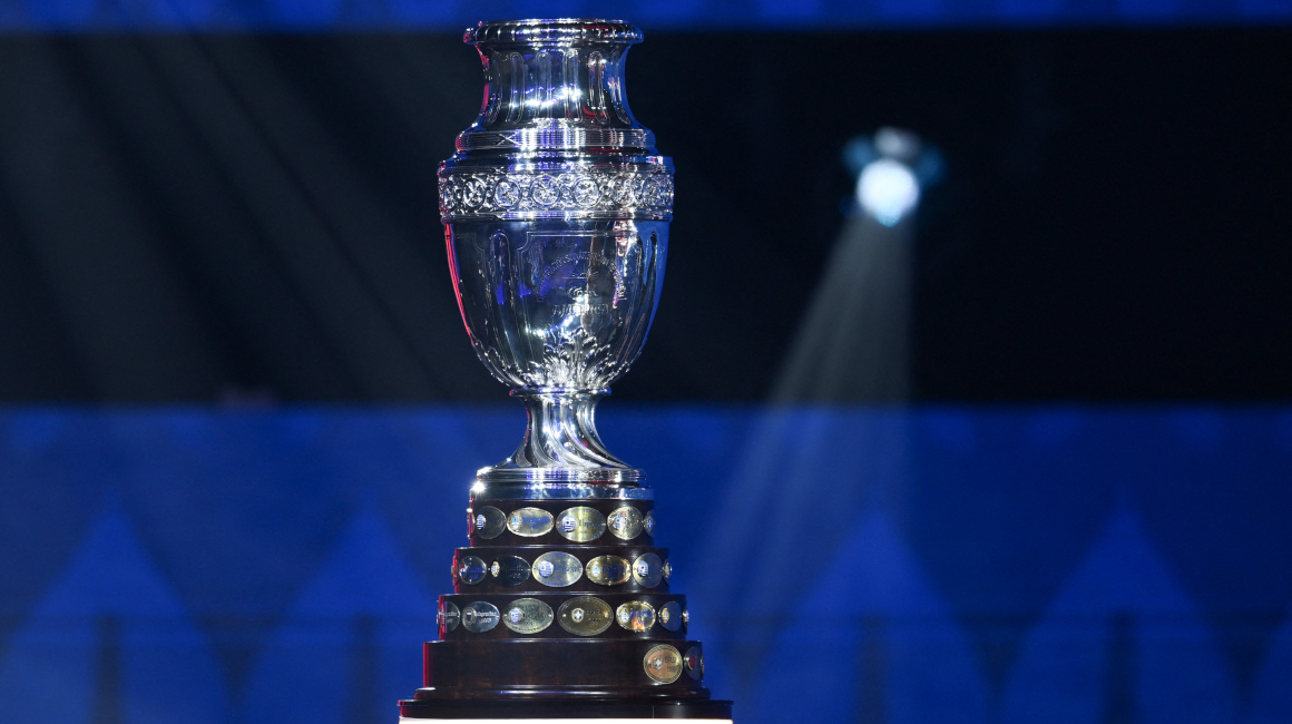 El trofeo de la Copa América, durante el sorteo realizado el 7 de diciembre de 2023.
