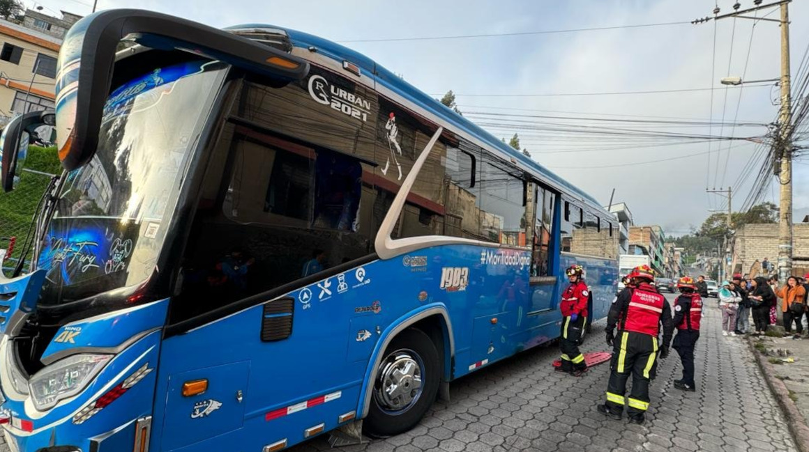 Imagen del bus que atropelló a un joven en Quito, el 12 de marzo de 2024.
