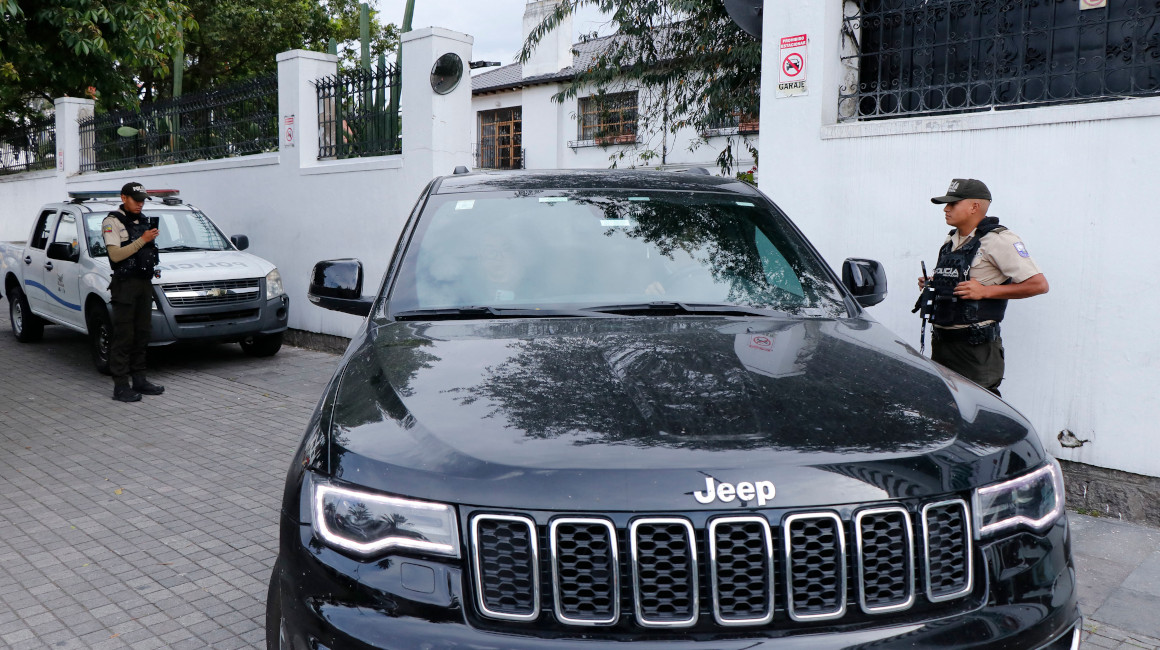 Un auto sale de la Embajada de México en Quito, donde se encuentra Jorge Glas, el 1 de marzo de 2024.