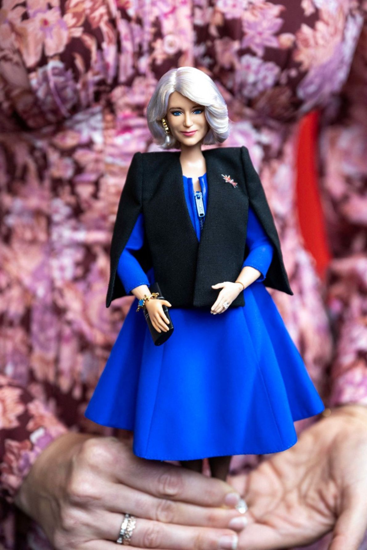 Muñeca Barbie de la reina Camila de Reino Unido.