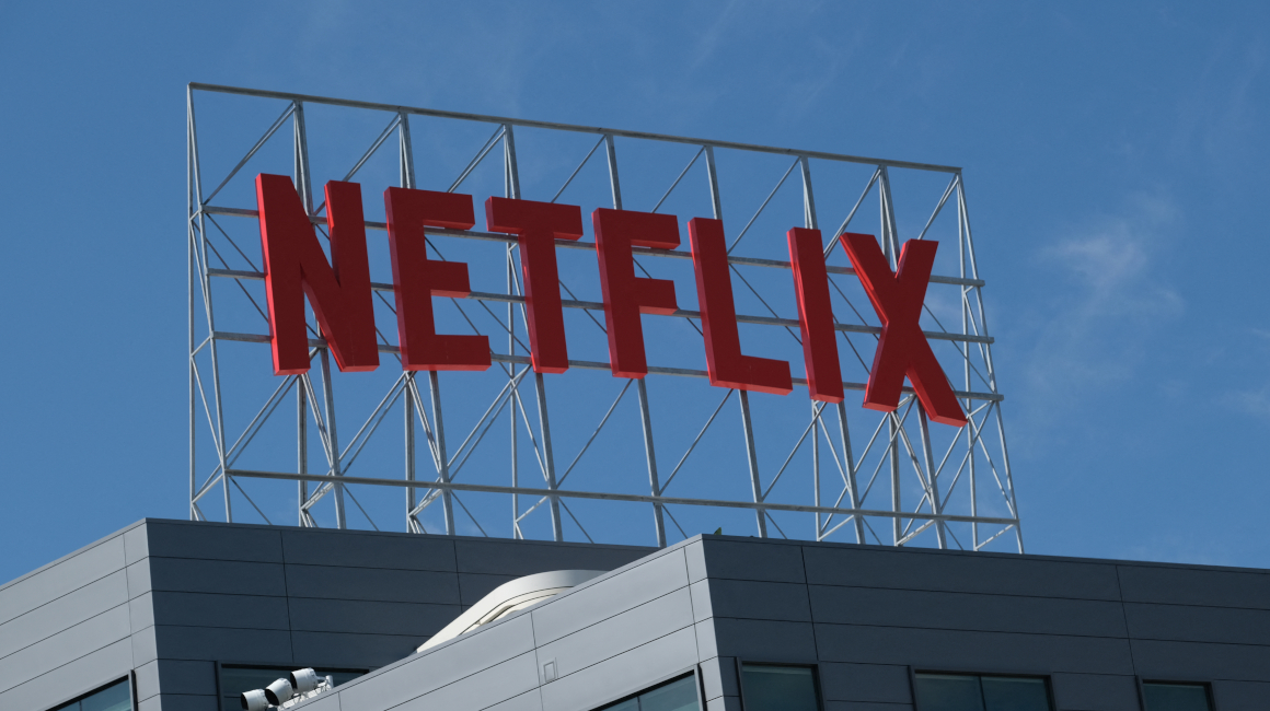 Logo de Netflix sobre su edificio ubicado en California, Estados Unidos. Foto del 2 de marzo de 2022.