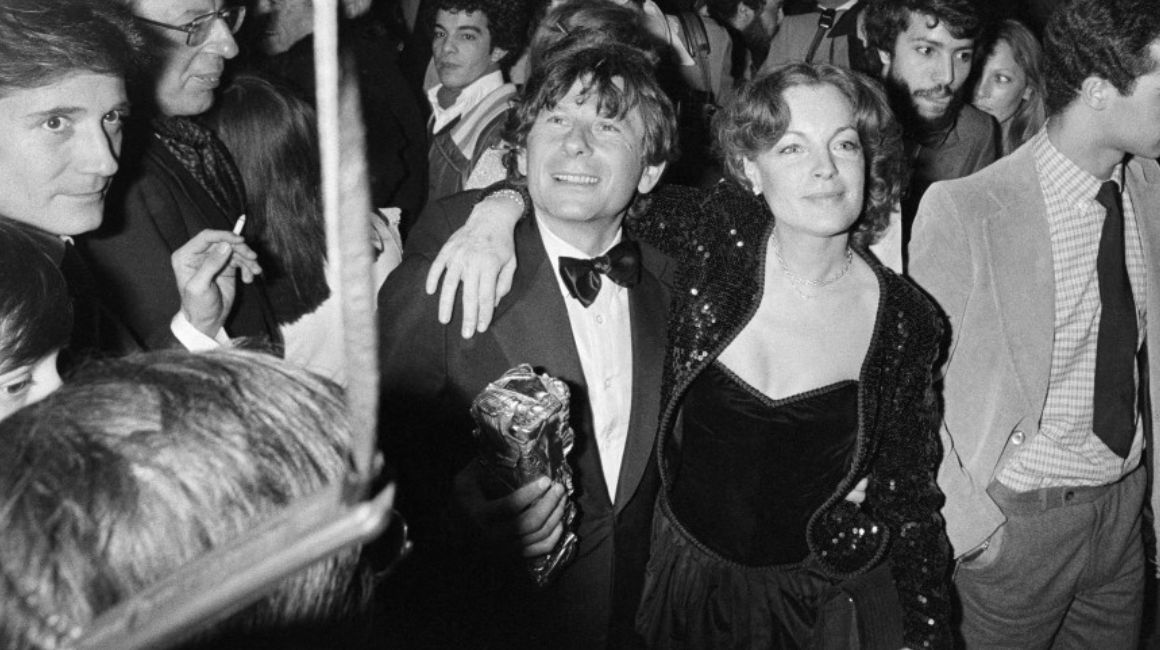Roman Polanski y la actriz franco - alemana Romy Schneider, el 2 de febrero de 1980 con los premios César a la mejor película y al mejor director por 'Tess', en la Salle Pleyel de París.