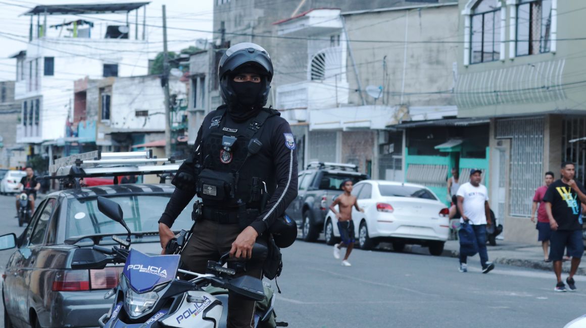 Un policía realiza un operativo en Guayaquil, el 27 de enero del 2024.