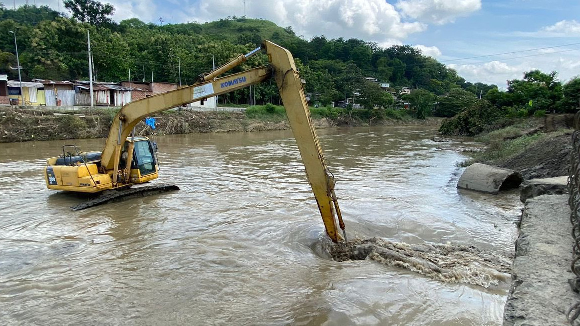 Maquinaria realiza drenaje frente a inundación en Chone, Manabí, en febrero de 2024.