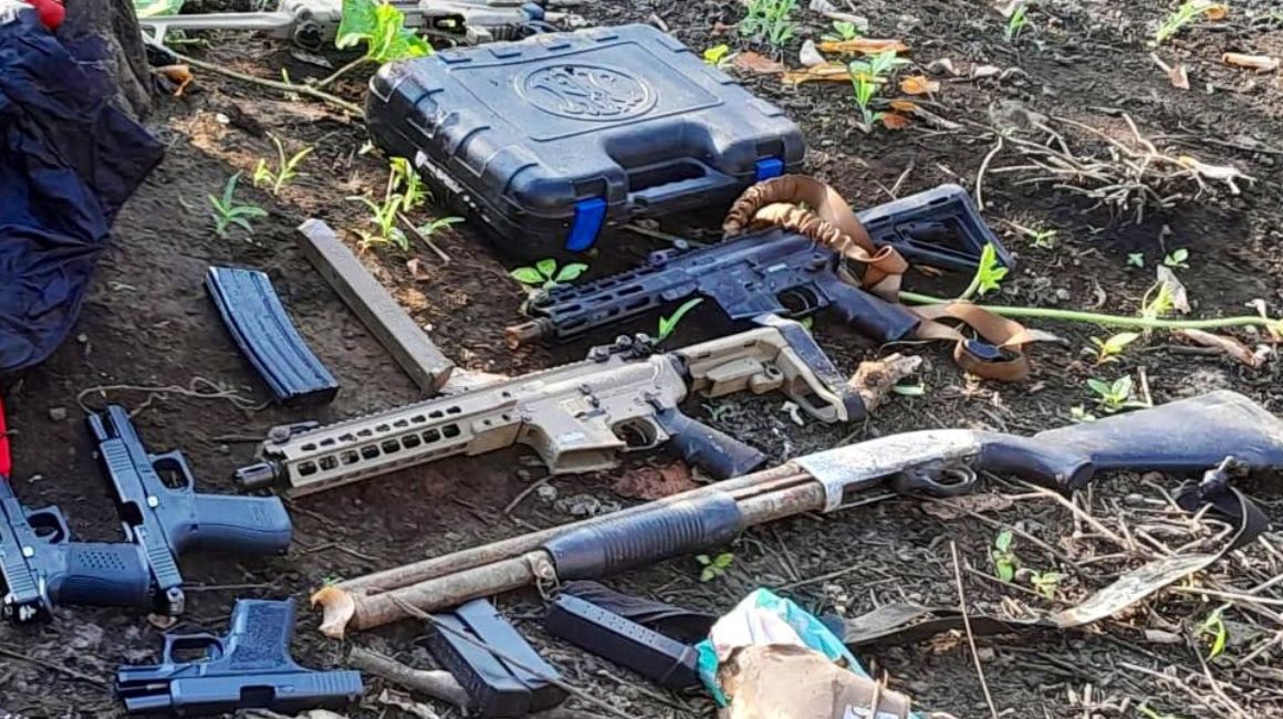 La Policía encontró una caleta subterránea con armas y explosivos en Santa Elena, el 13 de marzo de 2024.