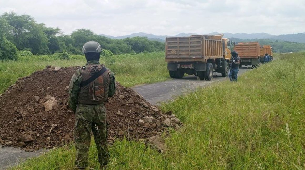 Militares colocaron obstáculos en una posible 'narcopista' en el cantón Jama, en Manabí, el 13 de marzo de 2024.