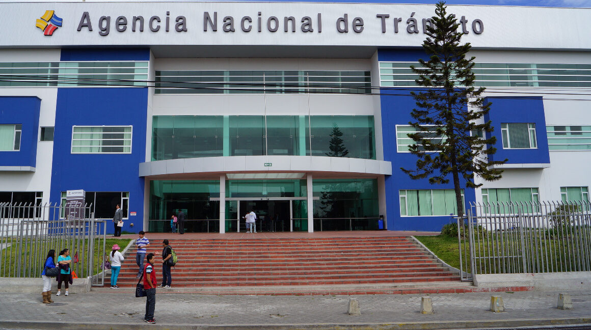 Fiscalía allana oficinas de la ANT en Quito y Santo Domingo