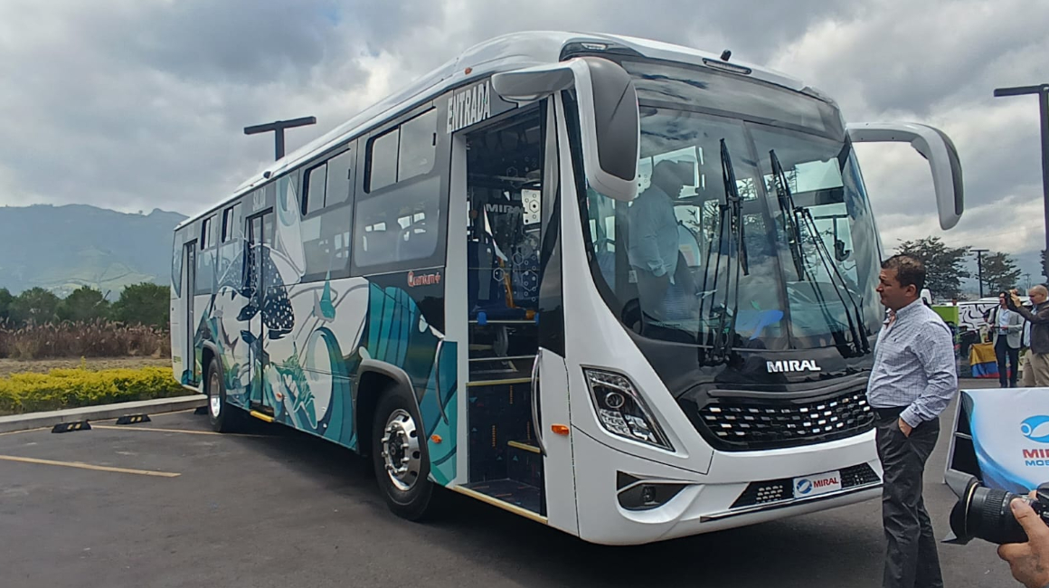 Presentación del primer bus eléctrico ensamblado en Ecuador, el 14 de marzo de 2024.
