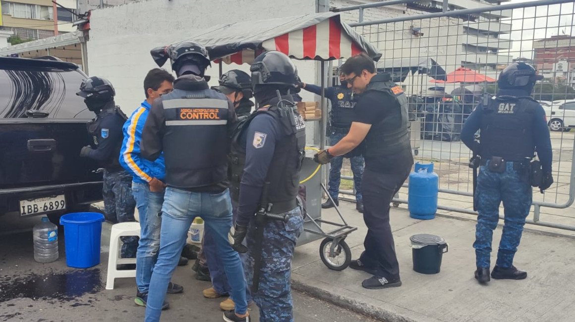 Agentes municipales retiran la mercadería de un comerciante informal en Quito, el 14 de marzo de 2024.