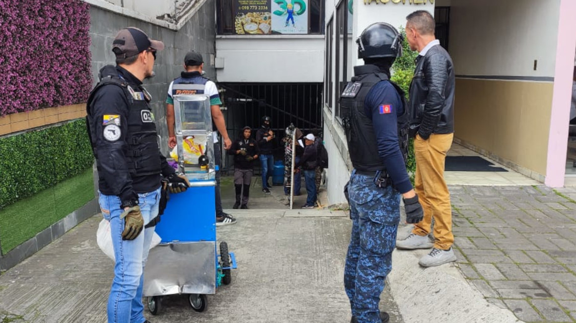 Agentes municipales retiran la mercadería de dos vendedores informales, el 14 de marzo de 2024 en Quito.