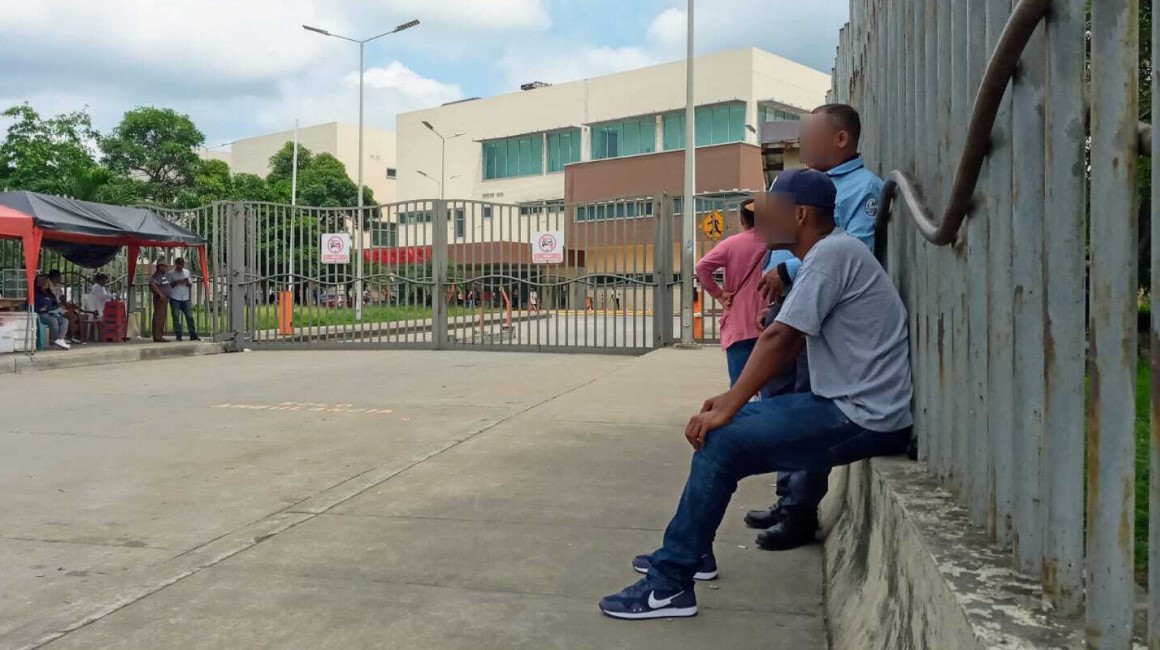 Familiares esperan por entrega de cuerpos en el hospital de Monte Sinaí en Guayaquil. En esa casa de salud murió un preso con tuberculosis, trasladado desde la Penitenciaría del Litoral.