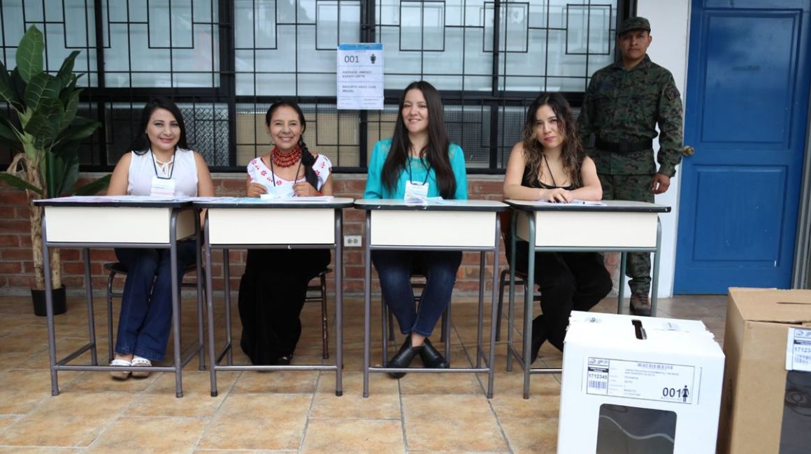 Miembros de las juntas receptoras del voto en un recito electoral de Cuenca, en las elecciones extraordinarias de 2023.