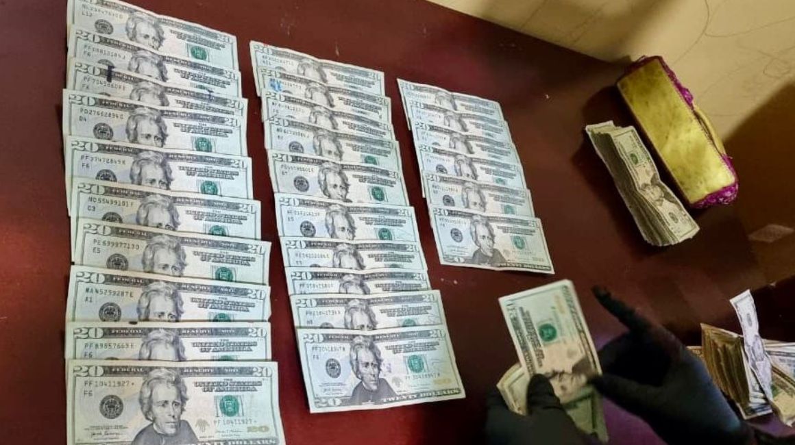 Billetes de USD 20 encontrados en un operativo contra la usura en Riobamba, el 14 de marzo de 2024.