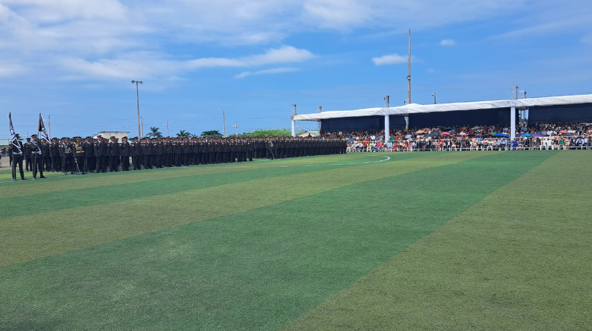 Ceremonia de graduación de 283 policías en las escuelas El Aromo y La Esperanza, de Manabí. 
