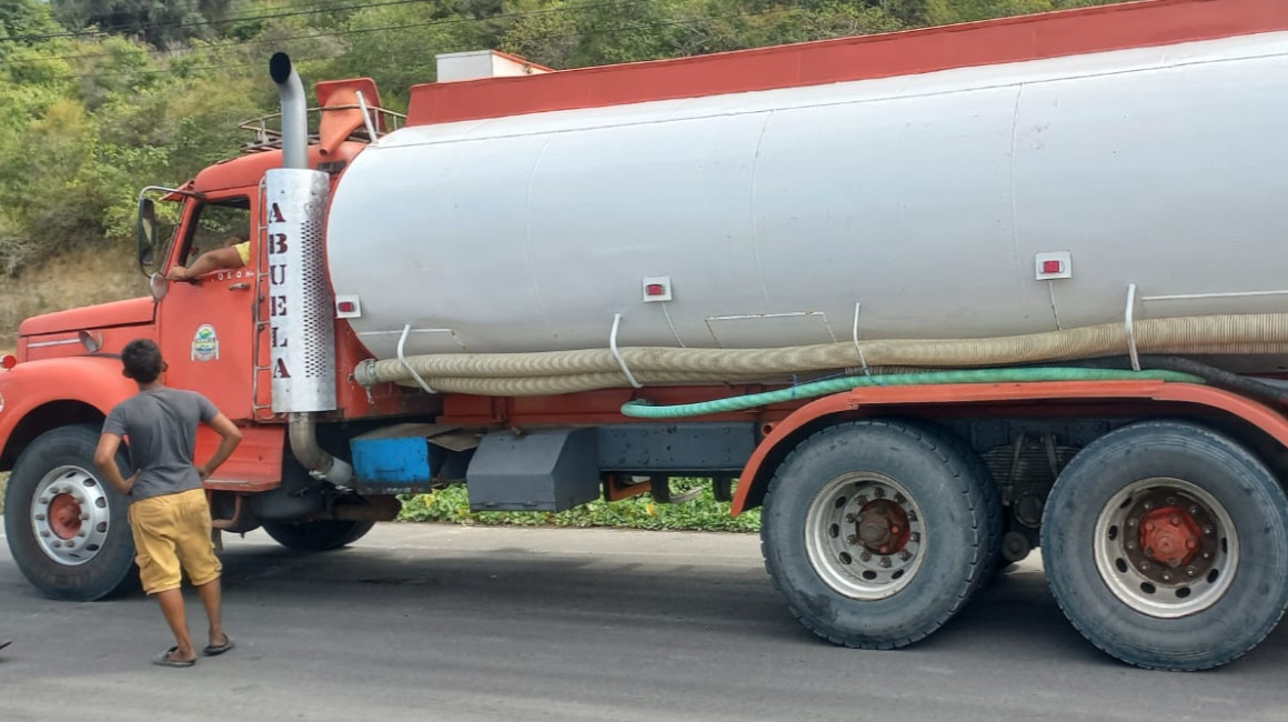 Un tanquero de agua de estas características puede costar entre USD 60 y USD 80, en Manabí. 