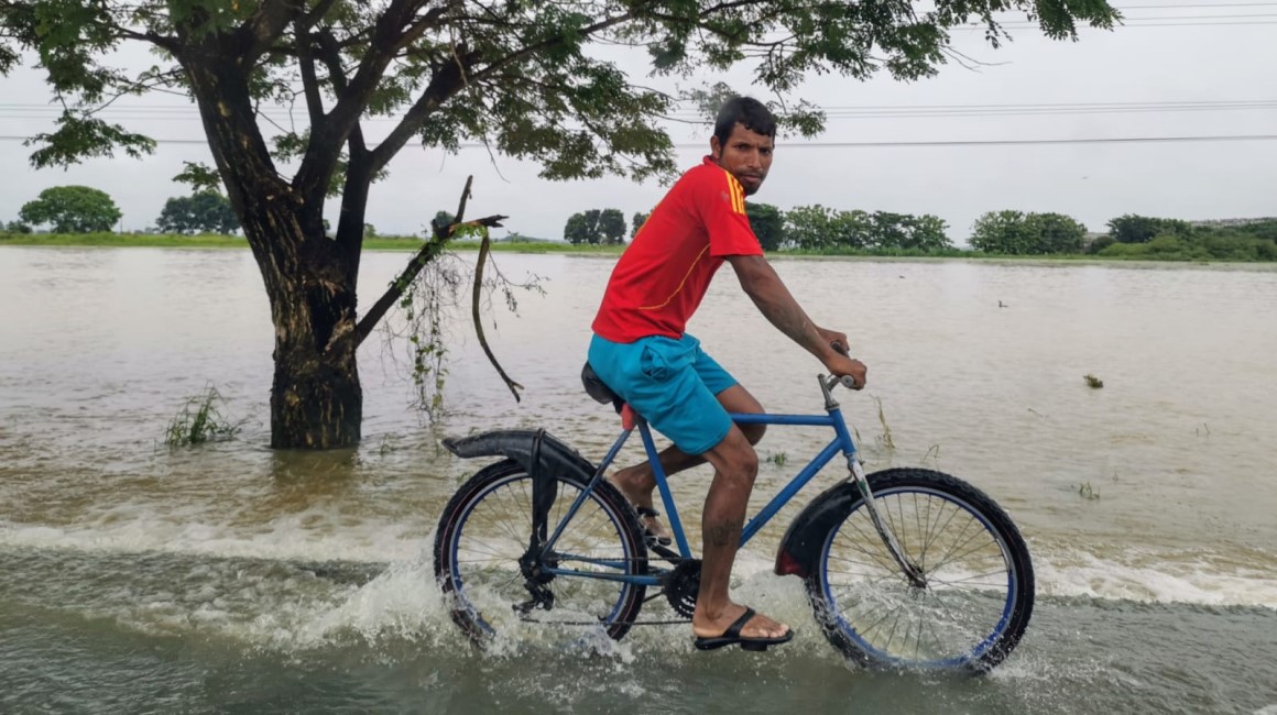 Un ciclista atraviesa un tramo inundado de la carretera Babahoyo Montalvo, el 8 de marzo del 2024.