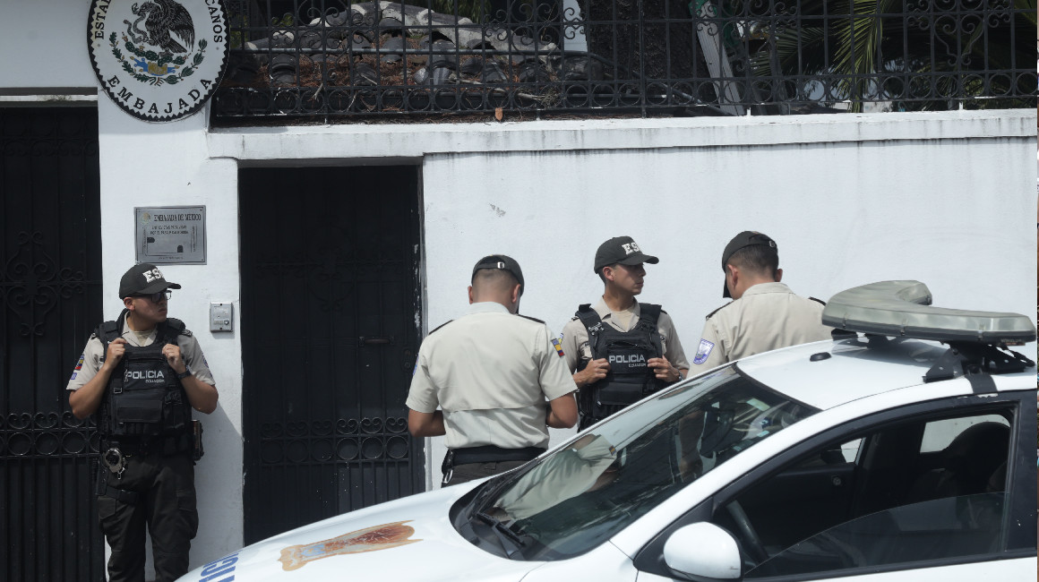 Custodia policial en la sede de la Embajada de México, en Quito, en marzo de 2024.